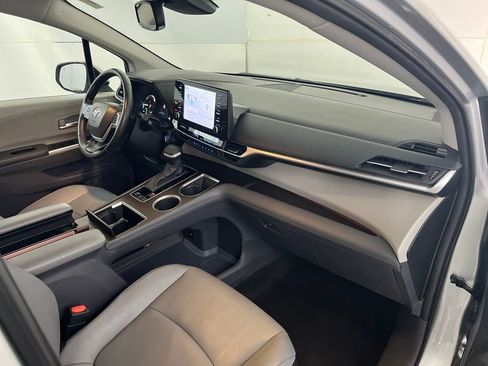 Used 2024 Toyota Sienna XLE image 23