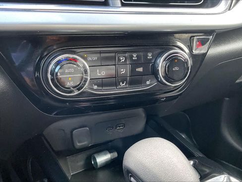 Used 2025 Chevrolet Trax LT w/ Driver Confidence Package FWD image 34