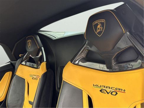 Used 2020 Lamborghini Huracan EVO RWD image 23