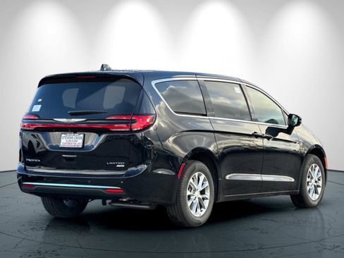 New 2026 Chrysler Pacifica Limited image 4
