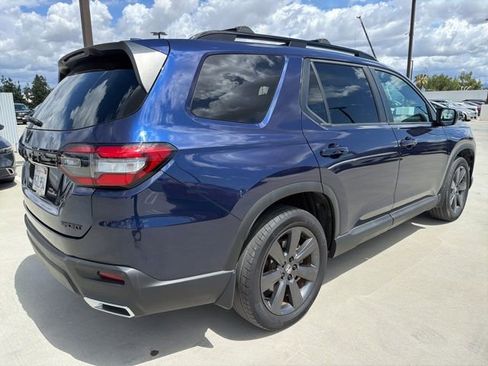 Used 2023 Honda Pilot Sport image 2
