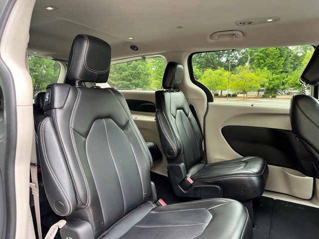 Used 2023 Chrysler Pacifica Touring-L FWD image 19