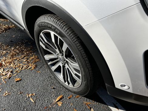 Used 2017 Ford Explorer Platinum image 11