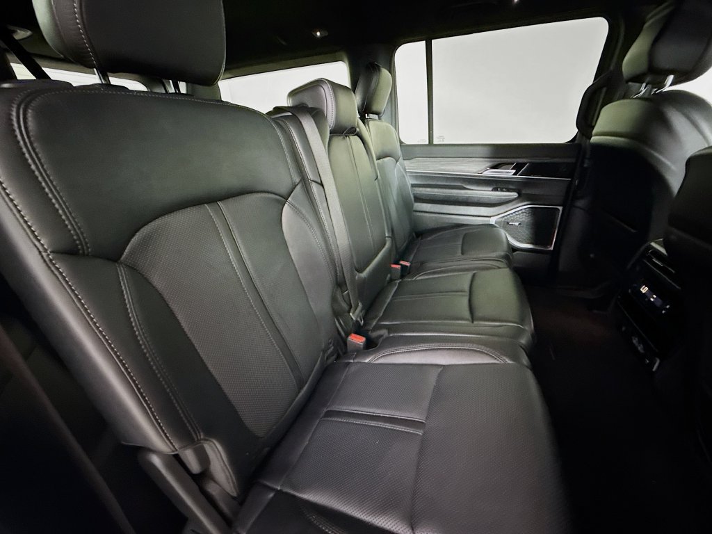 Used 2023 Jeep Wagoneer Series II AWD/4WD image 29