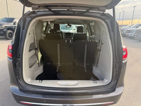 Used 2023 Chrysler Pacifica Touring-L image 17