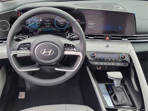 New 2025 Hyundai Elantra Limited image 4