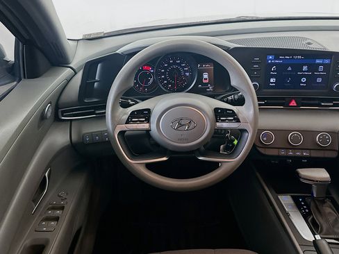 Used 2021 Hyundai Elantra SE FWD image 18