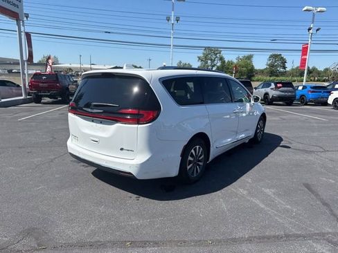 Used 2021 Chrysler Pacifica Limited w/ Premium & Safety Sphere Group FWD image 7