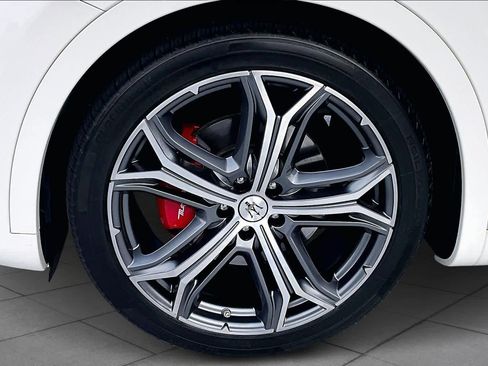 Used 2021 Maserati Levante image 11