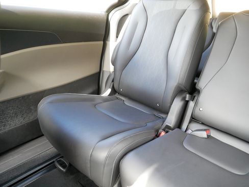 Certified 2026 Kia Carnival FWD image 12
