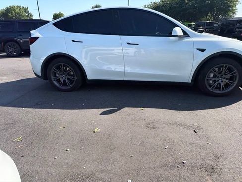 Used 2024 Tesla Model Y Long Range RWD image 7