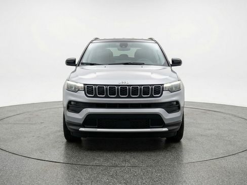Used 2025 Jeep Compass Latitude AWD/4WD image 2
