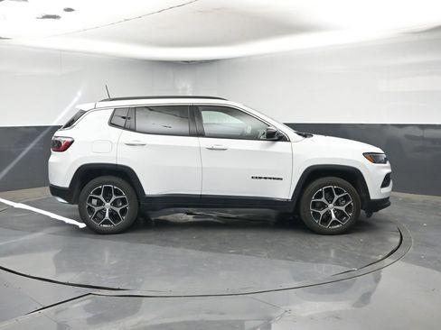 Used 2024 Jeep Compass Latitude image 6