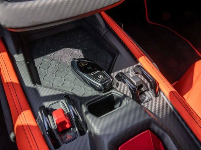 Used 2025 Lamborghini Revuelto AWD/4WD image 18