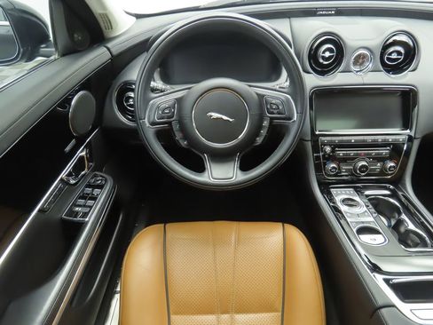 Used 2019 Jaguar XJ R-Sport image 10