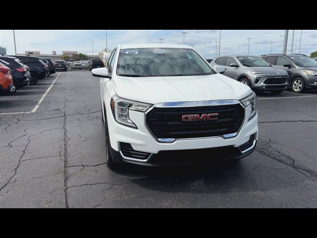 Certified 2024 GMC Terrain SLE FWD image 3