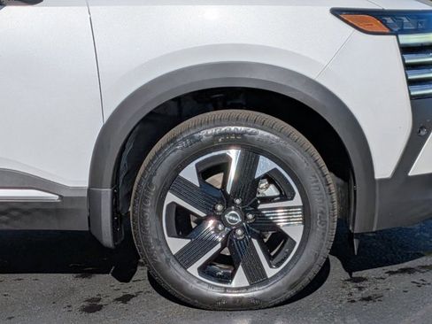 Certified 2025 Nissan Kicks SR image 10