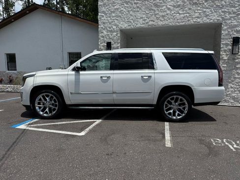 Used 2018 Cadillac Escalade ESV Luxury RWD image 2