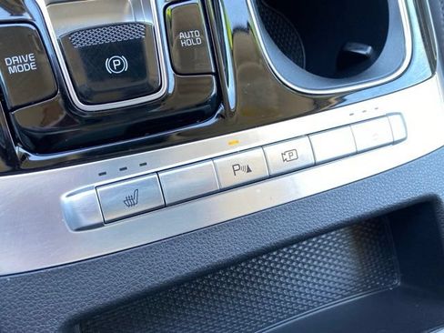 Used 2022 Kia Carnival EX FWD image 18