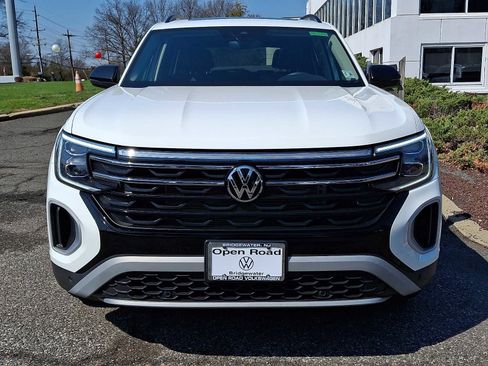 Used 2025 Volkswagen Atlas Peak Edition SE AWD/4WD image 2