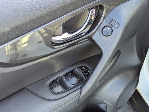 Used 2017 Nissan Rogue SV image 11