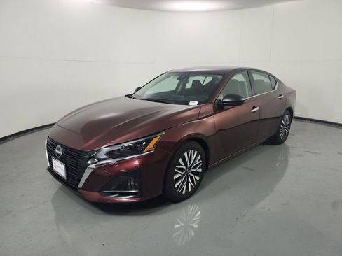 Used 2024 Nissan Altima 2.5 SV image 2