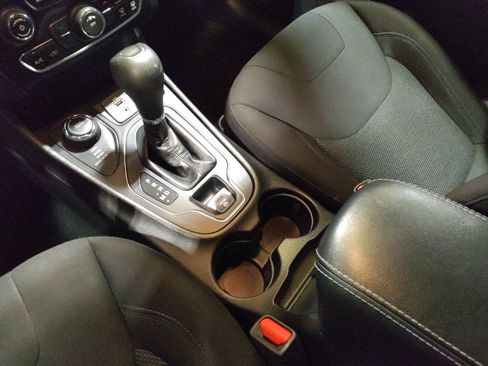 Used 2019 Jeep Cherokee Latitude w/ Cold Weather Group image 26