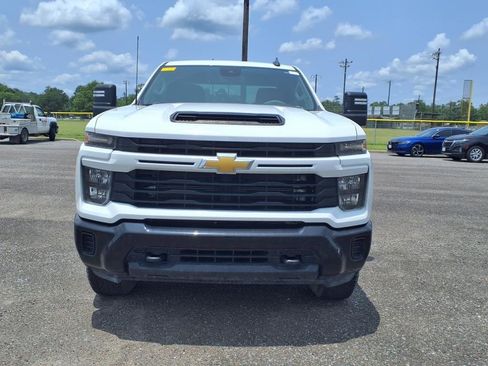 Used 2024 Chevrolet Silverado 2500 Custom w/ Custom Value Package image 8