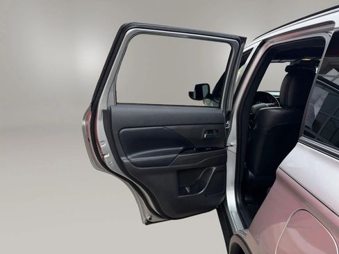 Used 2020 Mitsubishi Outlander SE FWD image 11