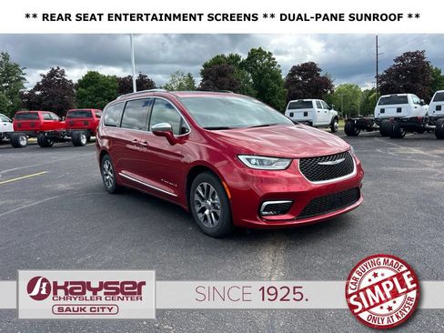 Used 2024 Chrysler Pacifica Pinnacle FWD image 1