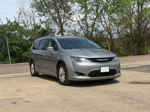 Used 2017 Chrysler Pacifica Touring-L image 14