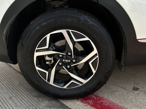 Used 2025 Kia Sportage LX image 9