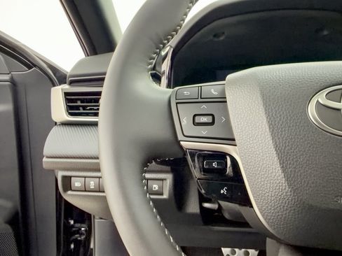 Used 2025 Toyota Camry SE w/ Convenience Package FWD image 18