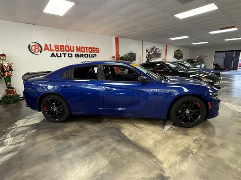 Used 2018 Dodge Charger SXT w/ Blacktop Package image 2