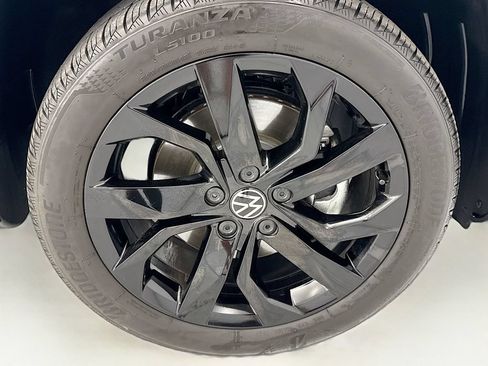 Used 2023 Volkswagen Taos SE w/ Panoramic Sunroof Package FWD image 30