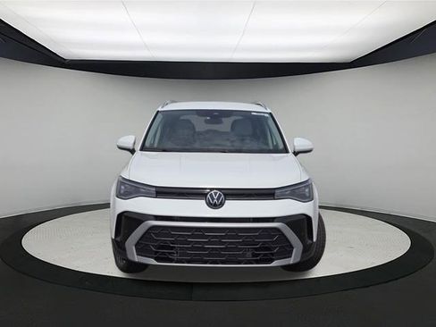 New 2026 Volkswagen Taos SE FWD image 2