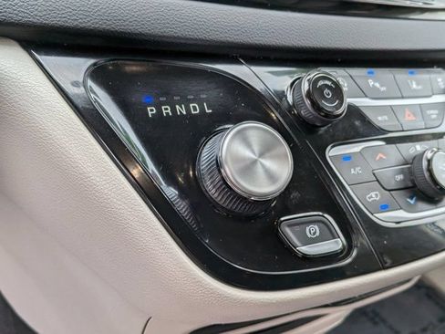 Used 2023 Chrysler Pacifica Touring-L FWD image 20