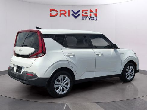 Used 2022 Kia Soul LX image 5