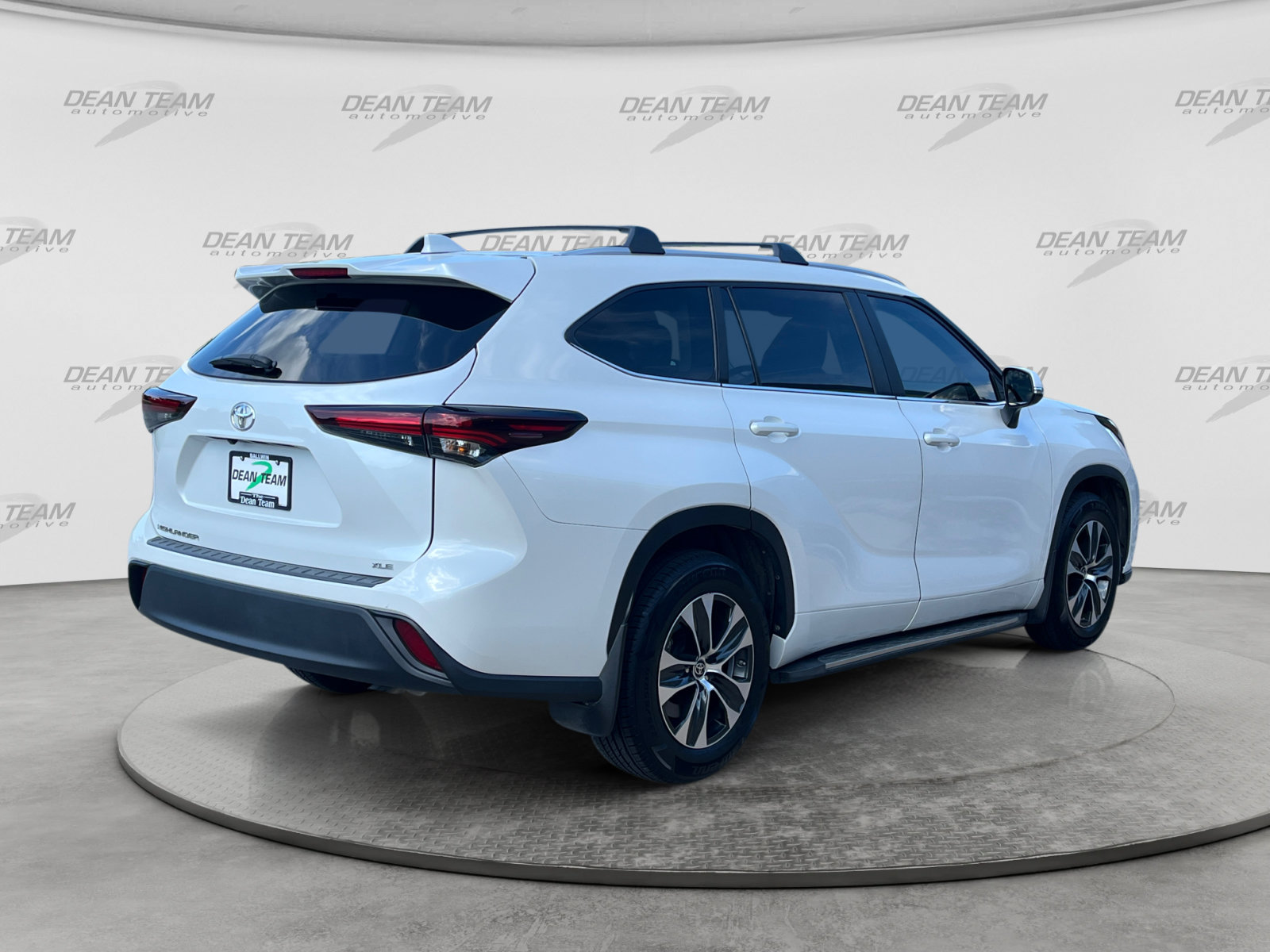 Used 2024 Toyota Highlander XLE FWD image 8