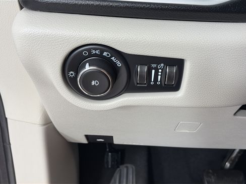 Used 2023 Chrysler Pacifica Touring-L FWD image 26