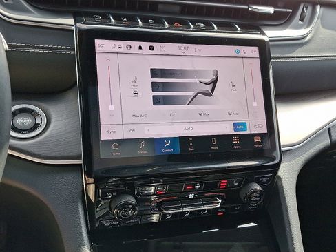 Used 2022 Jeep Grand Cherokee Limited image 16