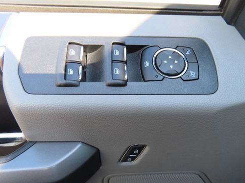 Used 2019 Ford F150 XLT w/ Equipment Group 302A Luxury AWD/4WD image 18
