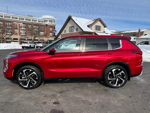 Used 2022 Mitsubishi Outlander SE image 3