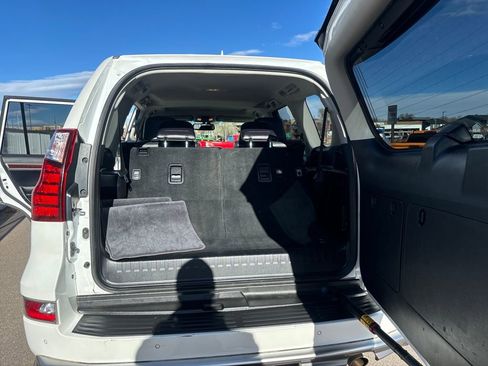 Used 2018 Lexus GX 460 image 23