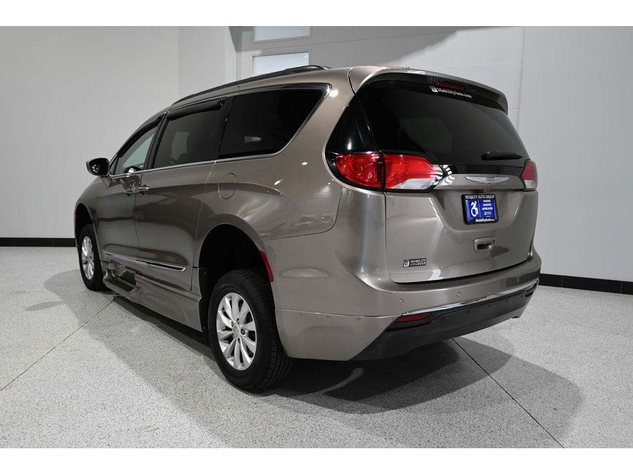 Used 2017 Chrysler Pacifica Touring-L FWD image 8