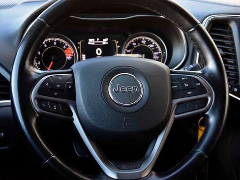 Used 2020 Jeep Cherokee Latitude w/ Cold Weather Group image 16