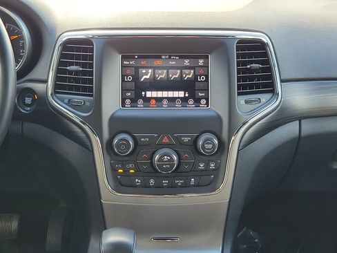 Used 2019 Jeep Grand Cherokee Laredo image 16