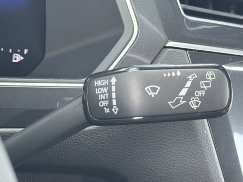 Used 2024 Volkswagen Tiguan SE w/ Panoramic Sunroof Package image 13