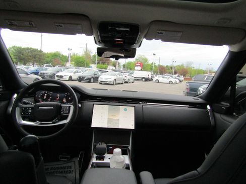 Used 2025 Land Rover Range Rover SE AWD/4WD image 25