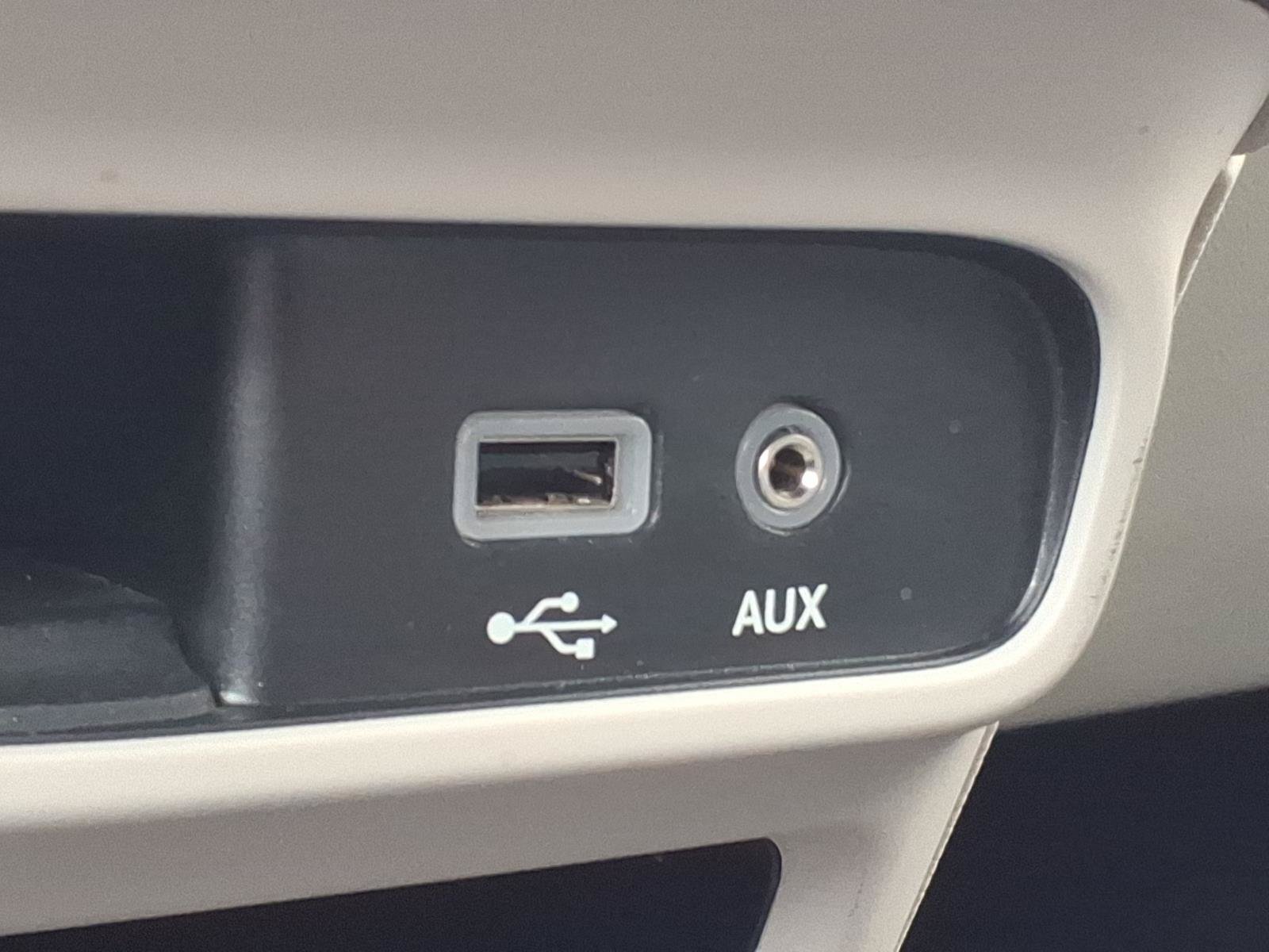 Used 2019 Chrysler Pacifica Touring Plus w/ Cold Weather Group FWD image 17